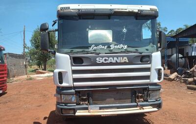 El camión quedó con varios impactos de bala tras el asalto, pero afortunadamente los trabajadores resultaron ilesos.