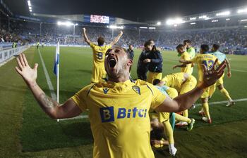 Los jugadores del Cádiz celebran la victoria ante el Alavés, al término del partido de Liga en Primera División disputado este domingo en el estadio de Mendizorroza, en Vitoria.