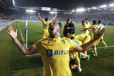 Los jugadores del Cádiz celebran la victoria ante el Alavés, al término del partido de Liga en Primera División disputado este domingo en el estadio de Mendizorroza, en Vitoria.