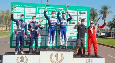 Podio de la general con el 1-2 de los hermanos Miguel y Fabrizio Zaldívar y Luis Maldonado.