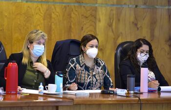 Las juezas Elsa García (i), Yolanda Portillo y Yolanda Morel integran el Tribunal de Sentencia que juzga la causa.