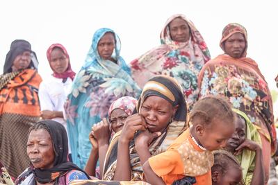 Refugiados sudaneses que escaparon del país descansan en un punto de distribución de ayuda en Koufroun, Chad, el domingo.