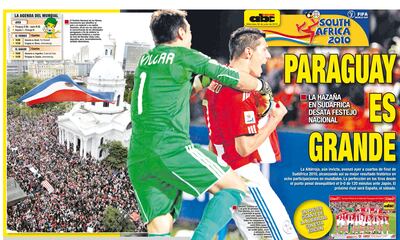 Tacuara Cardozo sentenció la tanda de los penales contra Japón y así mostró su festejo junto con Justo Villar, en la doble tapa del suplemento de ABC.