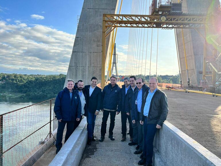 Los mandatarios recorrieron la pasarela en construcción.