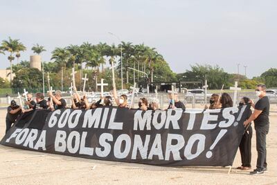 Manifestantes protestan contra el manejo de la pandemia por parte del Gobierno del presidente Jair Bolsonaro y en homenaje a las 600 mil muertes por covid-19 que registra el país suramericano, hoy, en la plaza de los Tres Poderes en Brasilia (Brasil). Brasil rebasó este jueves los 600.000 muertos por la covid-19 desde el inicio de la pandemia, en febrero de 2020, una trágica marca que tan solo ha superado hasta el momento Estados Unidos, que acumula más de 700.000, según datos recopilados por un consorcio de medios de prensa con las autoridades de salud. EFE/ Joédson Alves
