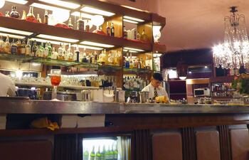 La colada morada, una tradicional bebida de Ecuador a base de infusiones de hierbas y frutas que logran darle un exquisito aroma y sabor, se ha convertido en un referente gastronómico que conquista el paladar de los españoles, gracias a cocineros ecuatorianos emprendedores que la promocionan en Madrid.