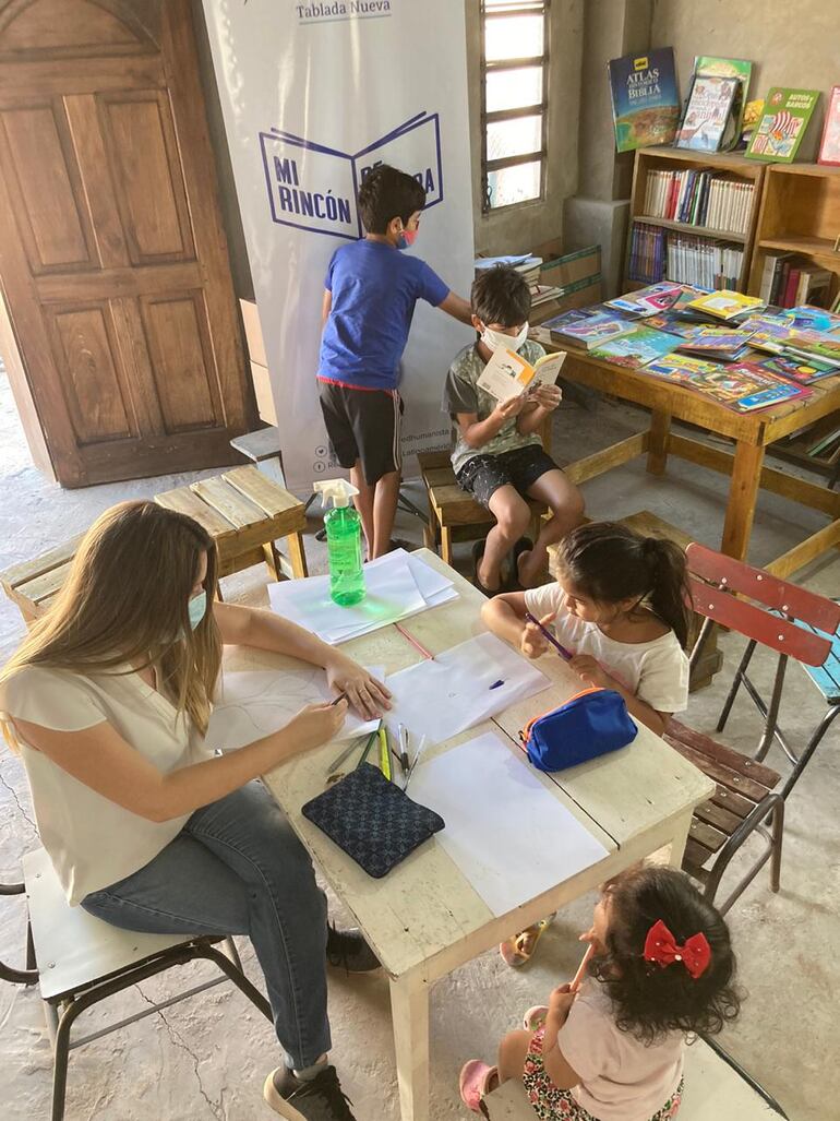 Es hermoso ver cómo los niños se interesan, tocan los libros, tienen sed de leer.