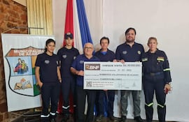 Bomberos reciben un cheque municipal de G.40 millones para la retirar la ambulancia.