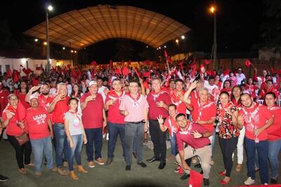 Festejo de Freddy D´Ecclesiis (Fuerza Republicana) tras ser electo como candidato a la Gobernación de San Pedro por la Asociación Nacional Republicana.