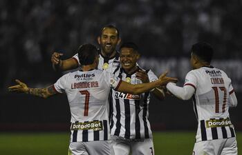 Yordi Vilchez (i) festeja su gol con el argentino Hernán Barcos (c) y otros compañeros.
