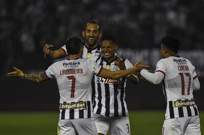 Yordi Vilchez (i) festeja su gol con el argentino Hernán Barcos (c) y otros compañeros.