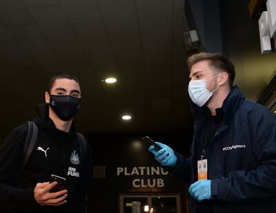 Miguel Almirón (i) se somete al chequeo para ingresar a las instalaciones del Newcastle United.