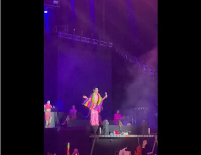 Captura de uno de los videos que recorren las redes sociales, de Tini luego de recoger la bandera LGBT en la Expo.