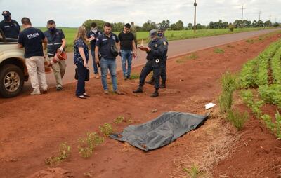 La fiscala Analía Rodríguez y policías realizan el procedimiento en el lugar del hallazgo del cuerpo.