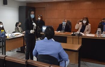 Jorge Vargas, en el estrado, reconoce el cuchillo utilizado para el homicidio de su madre.