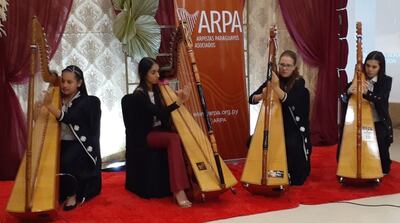 Arami Vera, Amanda Lapierre González, Fiorela Aquino y Lara Dimitruk, de la Escuela Municipal de Arpa, de Encarnación, durante el tercer festival de arpa purory, en homenaje por el día del niño.