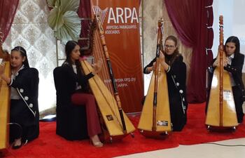 Arami Vera, Amanda Lapierre González, Fiorela Aquino y Lara Dimitruk, de la Escuela Municipal de Arpa, de Encarnación, durante el tercer festival de arpa purory, en homenaje por el día del niño.