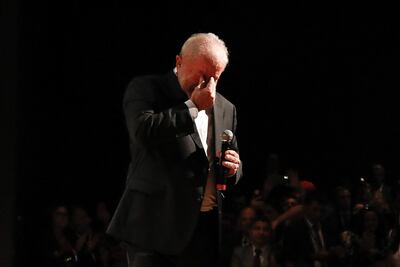 El presidente electo de Brasil, Lula da Silva, se emociona y llorar durante un acto en Brasilia cuando compartía con parlamentarios. (AFP)