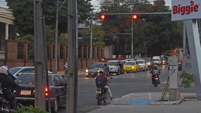 En Mariscal López y Perú, una moto pasa en luz roja.