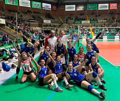 Integrantes de la selección paraguaya de vóley que salieron subcampeonas en Loma Plata, Chaco.
