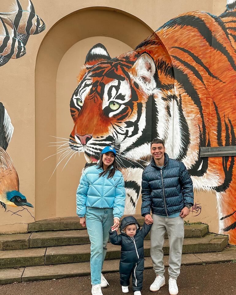 Miggy aprovechó su día libre en el Newcastle para compartir una jornada diferente con su esposa e hijo, visitando el zoológico. (Instagram/Alexia Notto)