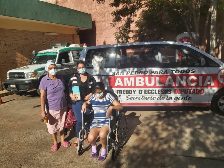 El político también hace campaña con una ambulancia con clara alusión su figura política