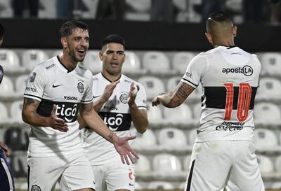 Celebración entre los goleadores Silva y González cuando va llegando Montenegro.