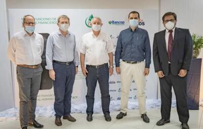 Michael Harder, Gerhard Klassen, Gustav Sawasky, Jorge Woitschach y Pablo Santacruz durante la firma del acuerdo entre Chortitzer, Bancop  y BrosCo.