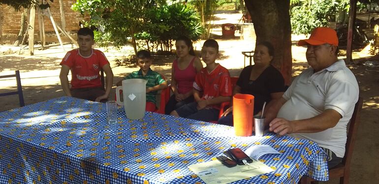 En la foto se observa a la joven reunida con la familia en su vivienda del barrio Ciraty