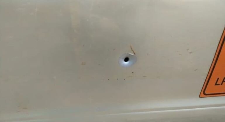 La bala atravesó la puerta del lado del conductor.