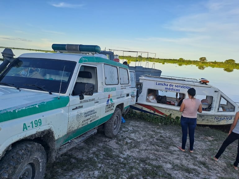 Al no estar en buenas condiciones los caminos de tierra, los pacientes de Bahía Negra, fueron evacuados a bordo de la lancha ambulancia hacia un hospital de mayor complejidad.