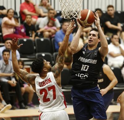 Alejandro Peralta mira fijo al aro, en juego contra Panamá, en una de las ventanas FIBA.