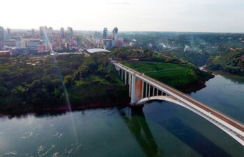Empresarios piden respaldo sanitario en Ciudad del Este para responder a eventuales picos en los contagios del covid-19, con reapertura prevista del Puente de la Amistad.