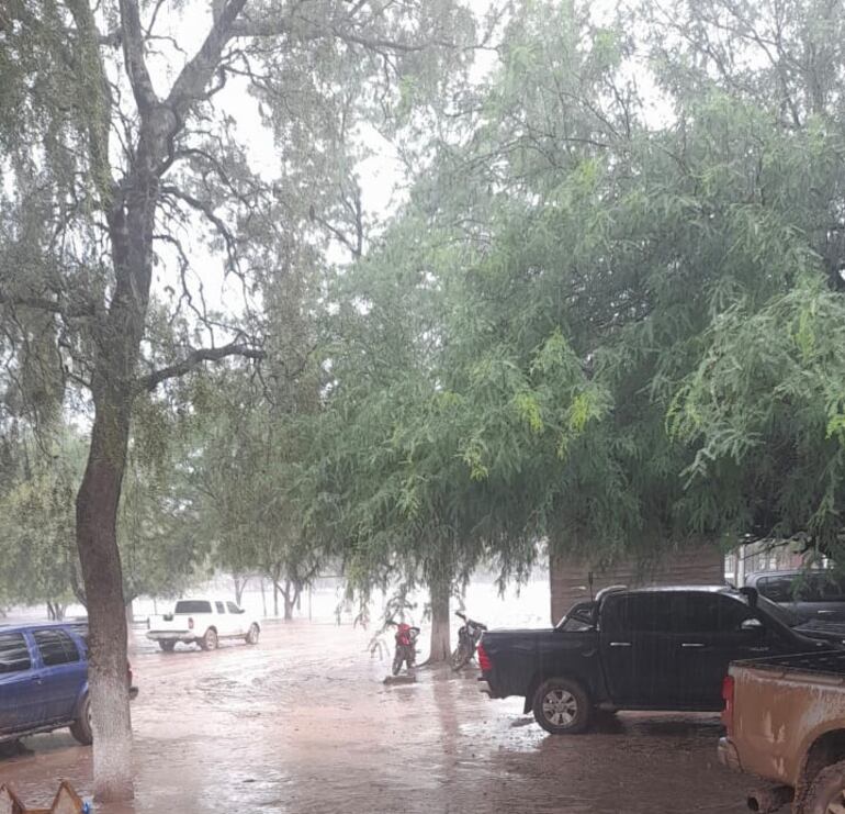 En zonas como Pedro P. Peña las lluvias fueron torrenciales, lo que retrasó el inicio de las votaciones.