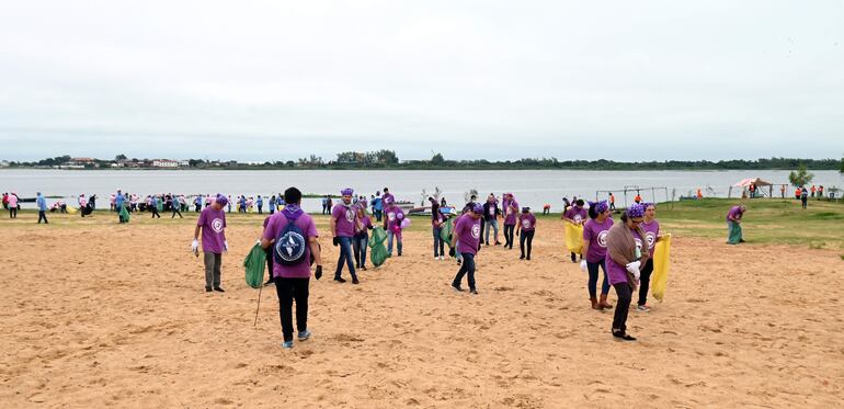 Unos 500 colaboradores de Quimfa se unieron a la jornada de limpieza.