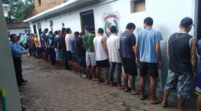 Foto cedida por agentes de la comisaría 3a. en que se observa a los presos en celdas del lugar.