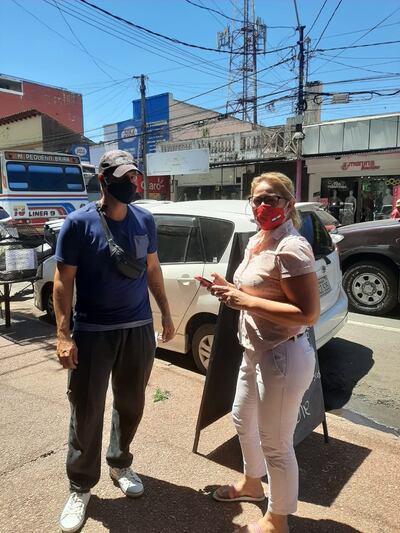 María Raquel Lobos conversando con un usuario del transporte público.