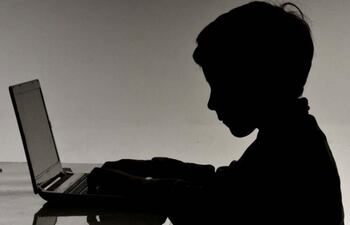 Imagen ilustrativa de niño navegando en redes sociales.