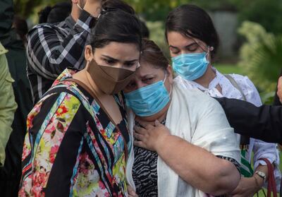 Varias personas con mascarillas en el funeral de un pastor evangélico supuestamente fallecido a causa de COVID-19 en Managua, Nicaragua.