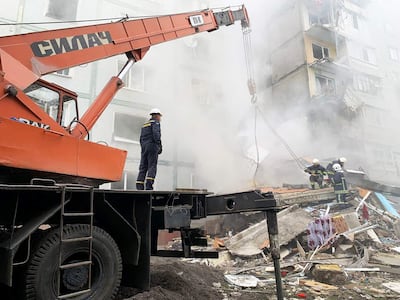 Rescatistas despejan los escombros de un edificio residencial destruido por un bombardeo en Zaporiyia, Ucrania, el domingo.