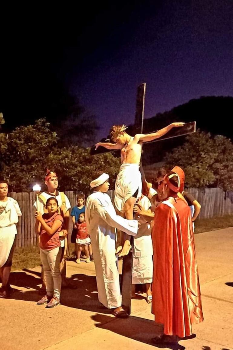 La pasiòn de Cristo, representada por jovenes de Fuerte Olimpo.
