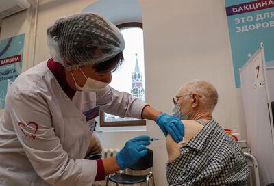 Según las autoridades sanitarias rusas, 78.059.701 rusos han recibido la pauta total de la vacunación, lo que representa un 64,4 % de la inmunidad colectiva del 80 % que Rusia quiere alcanzar.