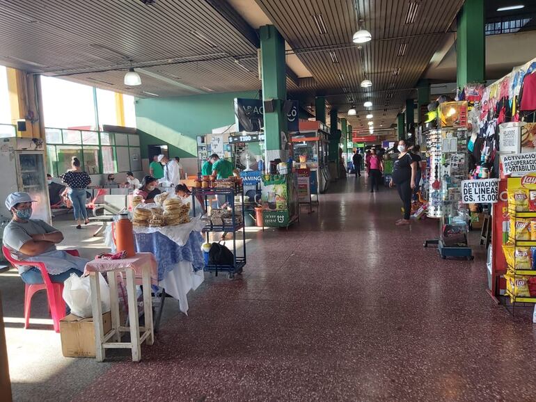 Bajo movimiento comercial en la Terminal debido a la poca cantidad de pasajeros.