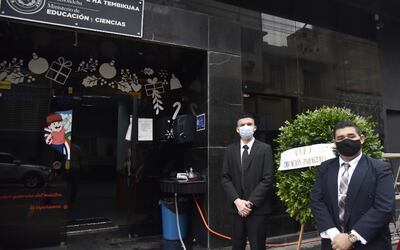 “Q.E.P.D. Educación Paraguaya”, decía la corona  depositada frente al MEC por jóvenes del Consejo Estudiantil Nacional.