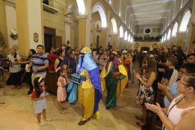 Los niños esperaron emocionados a los Reyes Magos en Luque que llegaron con regalos para todos.