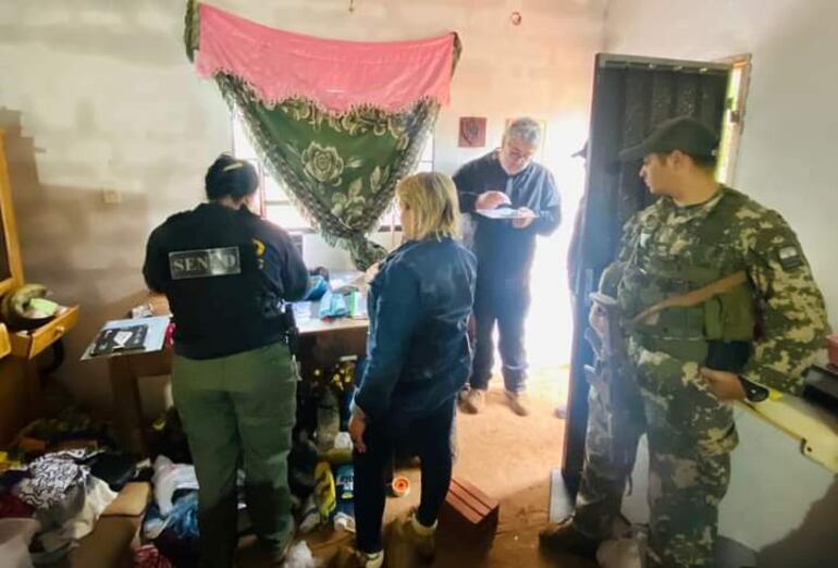 La comitiva fiscal y de la Senad llegó hasta el asentamiento 8 de Diciembre de Paraguarí.