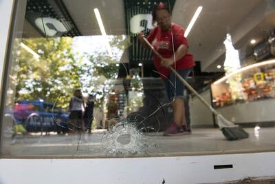 Vista de impactos de bala en el supermercado de la familia de Antonela Roccuzzo, que fue atacado a tiros por dos personas cerca de las 3 de la madrugada, en Rosario (Argentina).