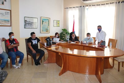 El presidente de la Liga Franqueña de Fútbol Lucio Vera (parado) junto con el intendente Roque Godoy (PLRA) y asesores en la asamblea.