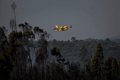 Un avión de extinción de incendios participa en las operaciones de extinción de incendios forestales en Freixianda en Alvaiazere el 10 de julio de 2022. - Alrededor de 1.500 bomberos se movilizaron para apagar tres incendios forestales que arrasaron durante más de 48 horas en el centro y norte de Portugal, ya que el país fue golpeado por un calor ola que llevó al gobierno a declarar un "estado de contingencia"