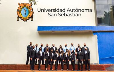 Plantel de la Universidad Autónoma San Sebastián que celebra los 14 años de la institución.